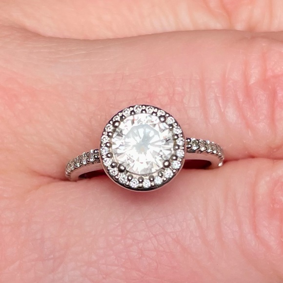 A.Jaffe 18K Engagement ring setting with matching wedding band - Picture 2 of 3
